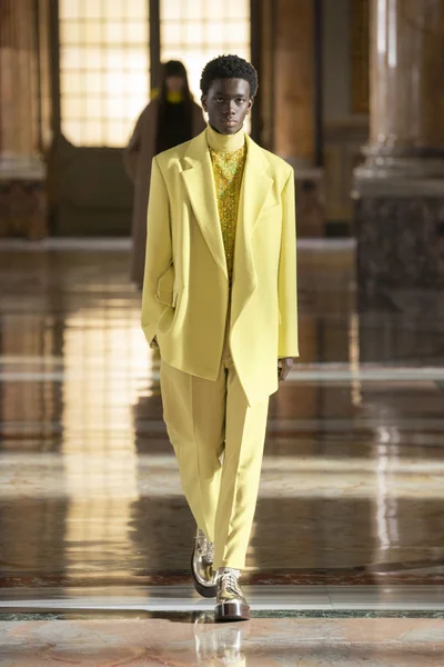 Look 19